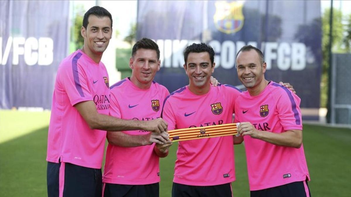 Busquets, Messi, Xavi e Iniesta, posando con el brazalete de capitán.