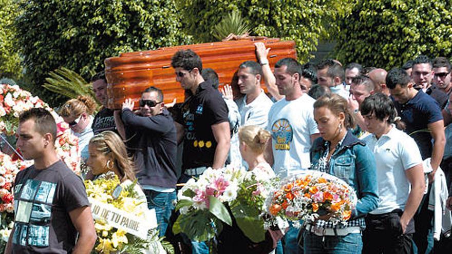 Familiares, amigos y compañeros acompañan a Imar David Rodríguez en el cementerio de San Lázaro.  JUAN GREGORIO