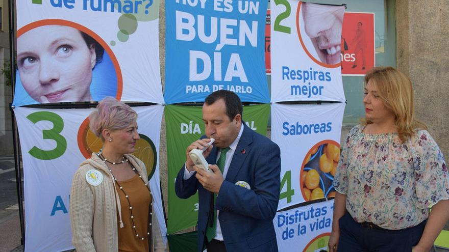 Ruiz Espejo se hace una espirometría junto a María Jesús Rius y la delegada Ana González.