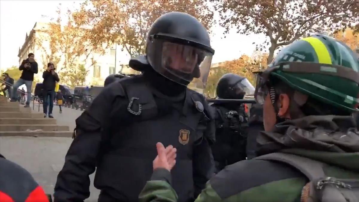 El mosso i l’agent rural, en el moment de l’incident, el 21 de desembre del 2018. El mosso i l’agent rural, en el moment de l’incident, el 21 de desembre del 2018.
