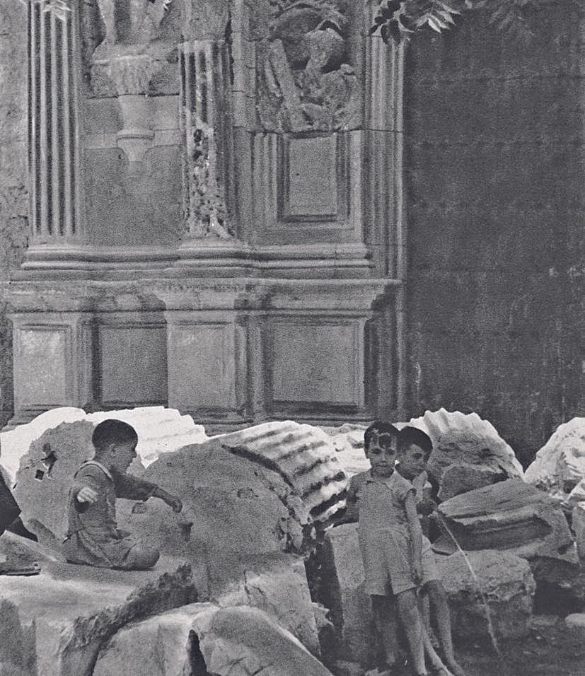 Unos niños juegan entre fustes romanos en la plaza de Jerónimo Páez en 1957.