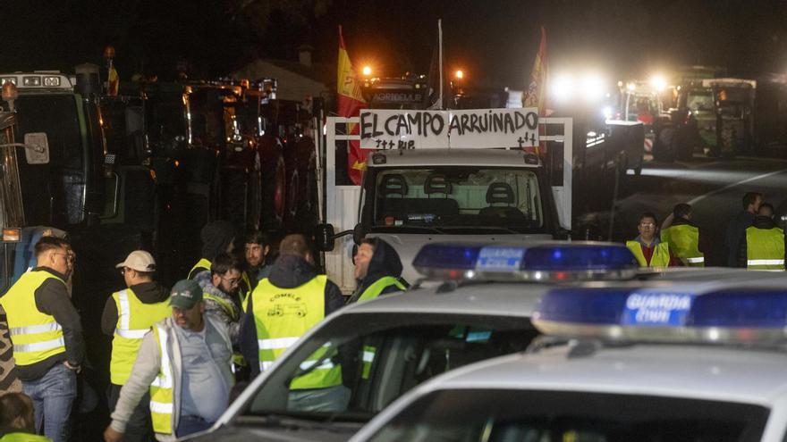 La protesta del campo continúa este miércoles tras una noche al raso en el Puerto de la Cadena