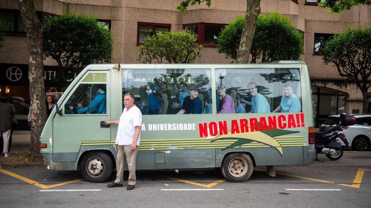 Autobús de pega utilizado por el Concello de Oleiros para denunciar la política de transporte de la Xunta
