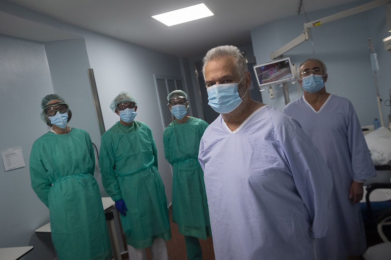 Los doctores Marta Rodríguez, José Manuel Paz y Judith Álvarez, con Juan Carlos Simoes y Humberto Soage, en la planta COVID de Povisa / MIGUEL RIOPA