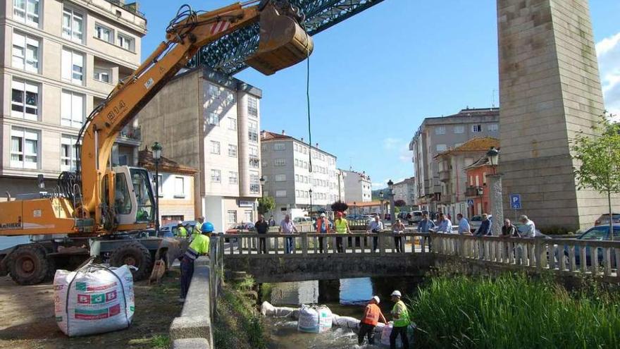 Labores de limpieza de los sedimentos del cauce del río Maceiras, en el centro de Redondela. // FdV