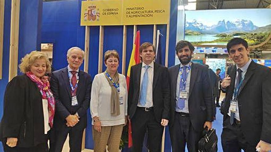 Las delegaciones de España y Argentina tras la reunión.