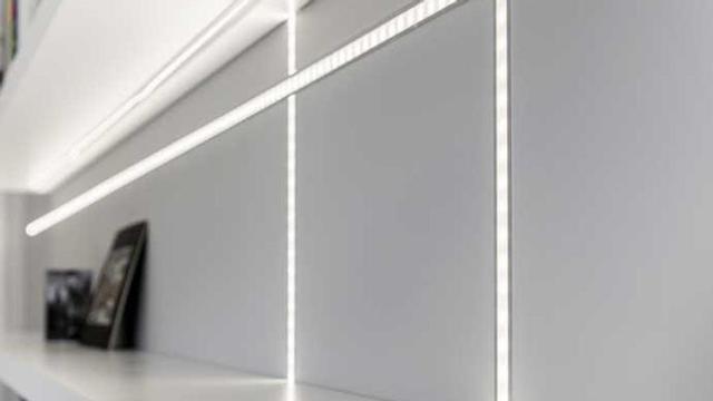 Tiras de LED incrustadas en un mueble.
