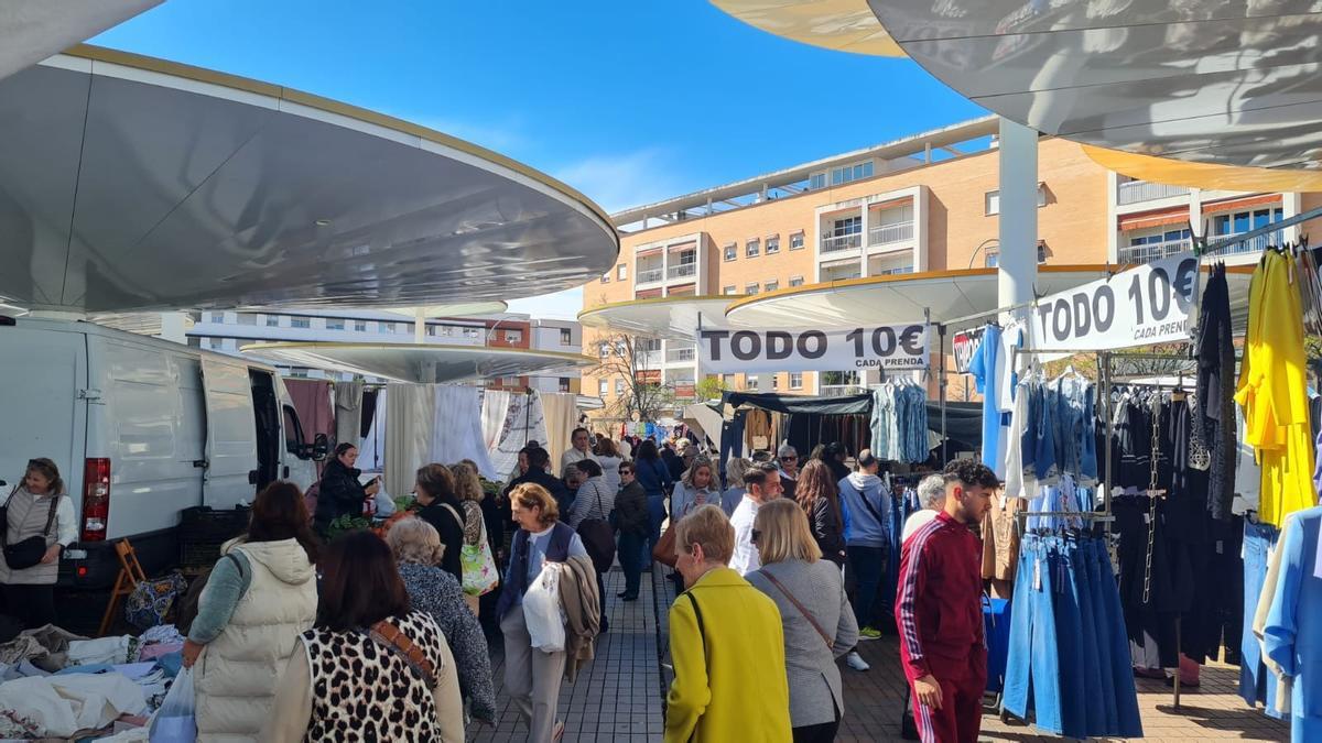 Mercadillo ambulante en Las Setas, en la mañana de este martes.