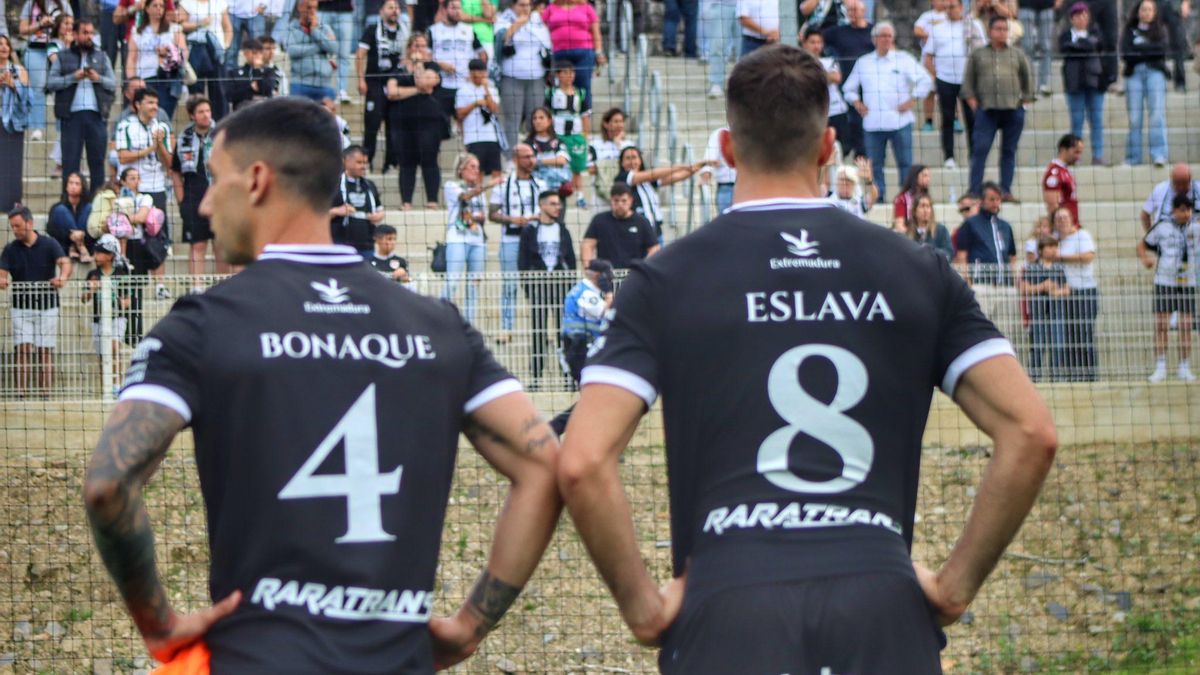 Bonaque y Eslava miran a la afición del Mérida que el domingo animó a su equipo en el estadio de Zubieta.