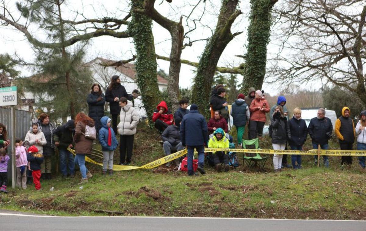 Aficionados esperando la pasada de los vehículos. | BERNABÉ/AMANDA CASTRO