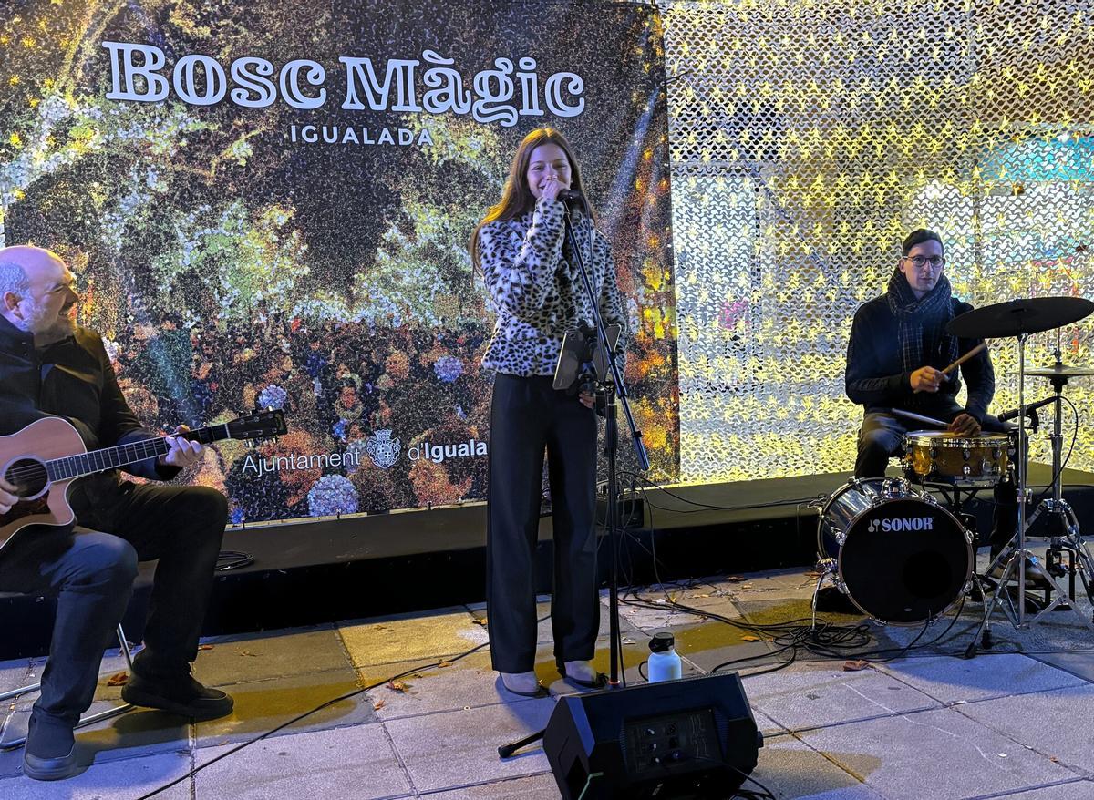 Dolça Prat, Marc Cros i Adrià Lloret inauguren l’Escenari Màgic amb la primera actuació del desembre