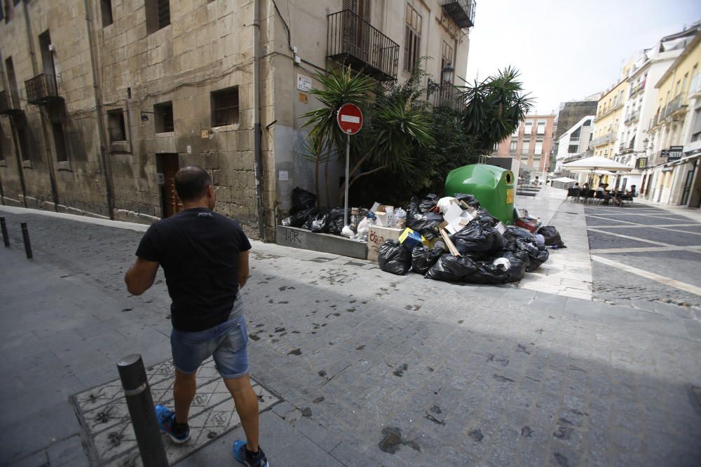 La basura vuelve a acumularse tras la segunda noche de huelga