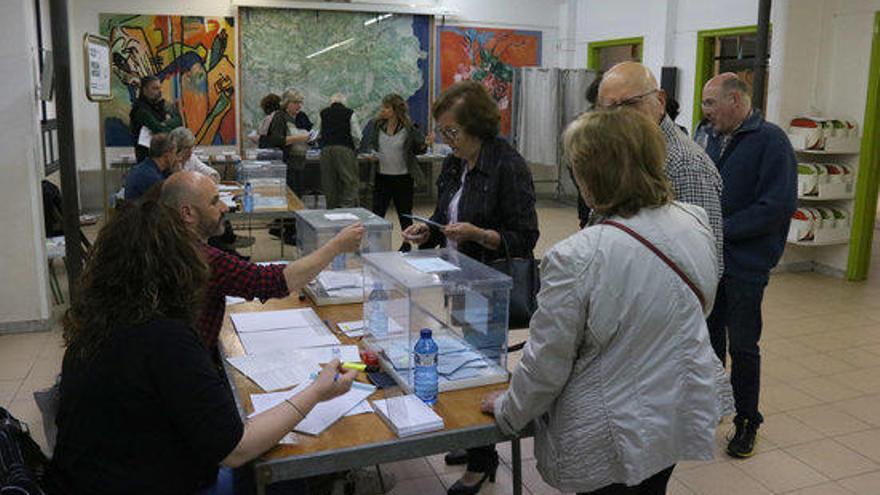 Una de les meses de votació de Girona.