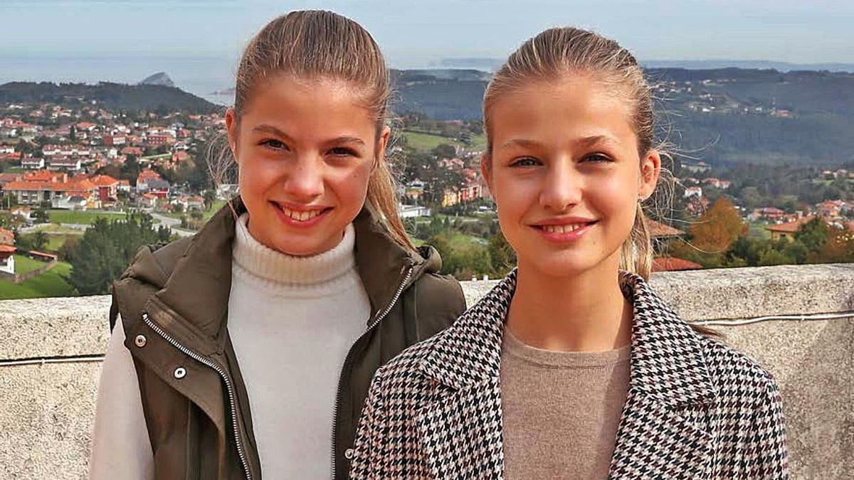 Imagen elegida para la felicitación navideña de la Casa Real, con la infanta Sofía y la princesa Leonor. |