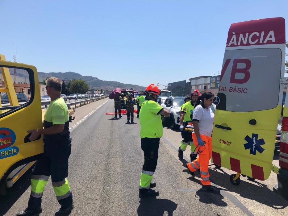 Un aparatoso accidente entre cuatro vehículos en Villena deja varios heridos