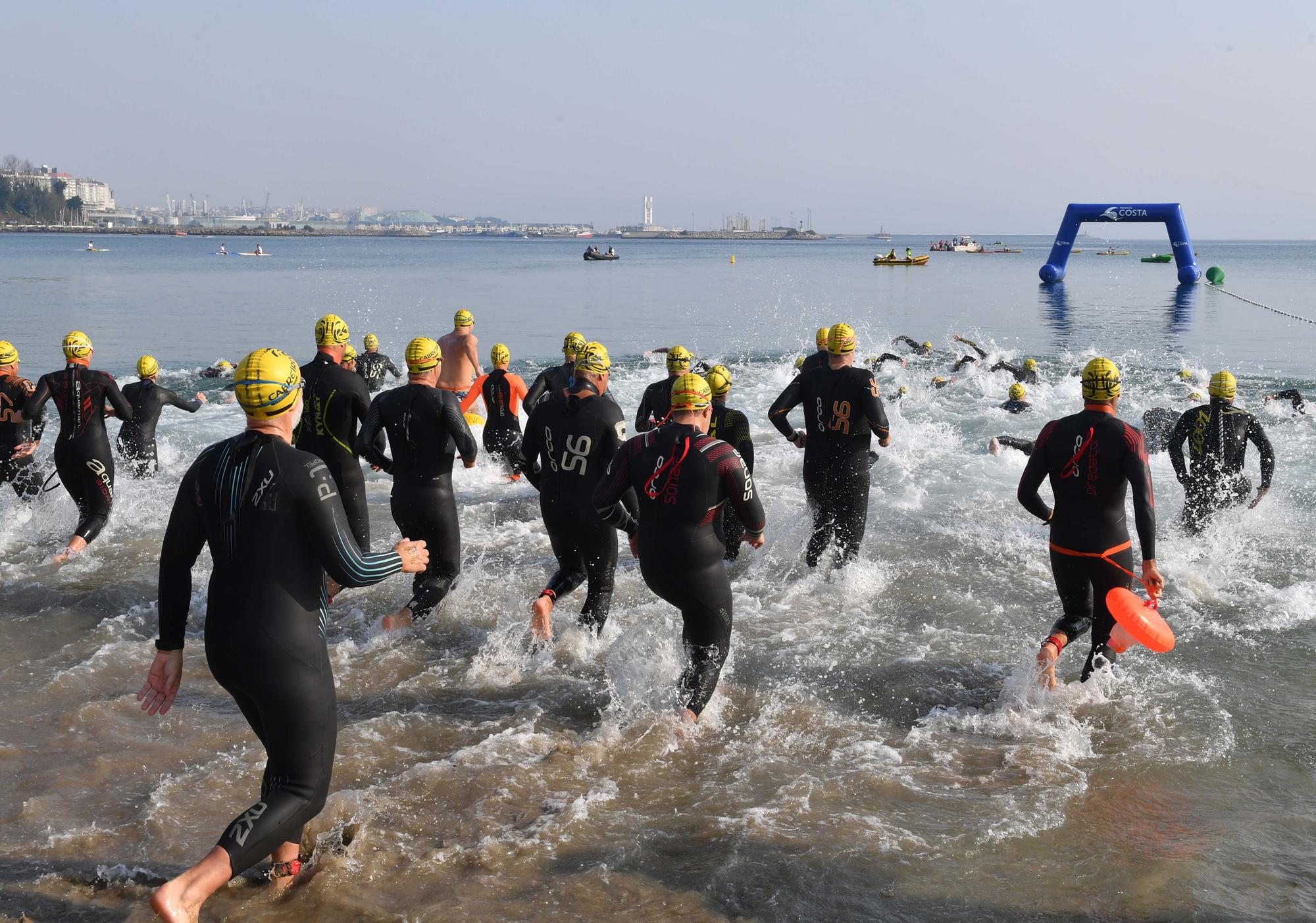 Más de 300 nadadores en Santa Cristina para la Travesía Costa Oleiros 2022