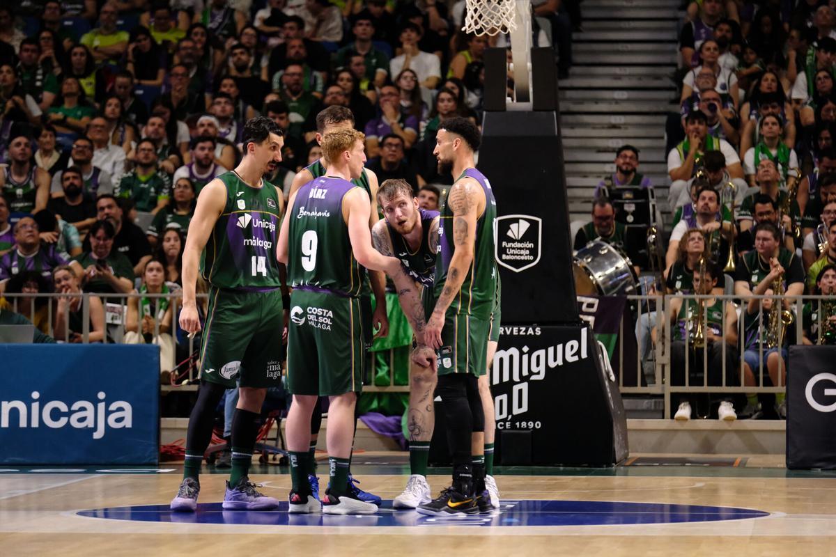 Imagen del partido entre el Unicaja Baloncesto - Valencia Basket, disputado este domingo 12 de abril en el Palacio de los Deportes José María Martín Carpena.