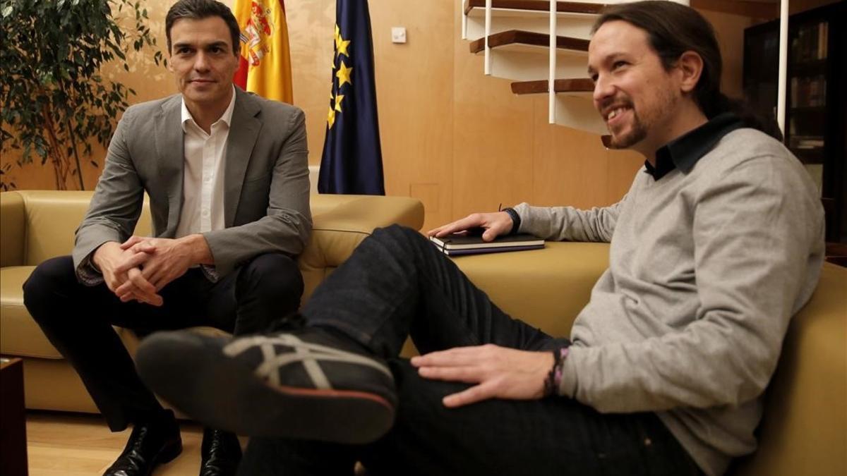 El líder del PSOE, Pedro Sánchez, reunido con el líder de Podemos, Pablo Iglesias, hace unas semanas en el Congreso.