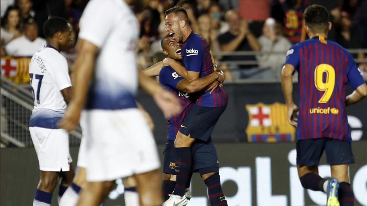 Arthur celebra su primer gol con el Barça junto a Rafinha