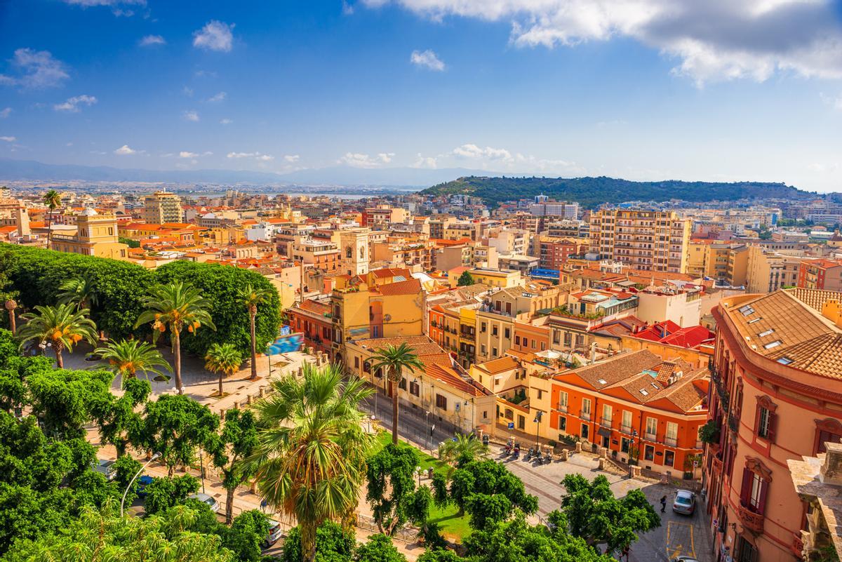 Cagliari, paisaje urbano de la capital sarda.
