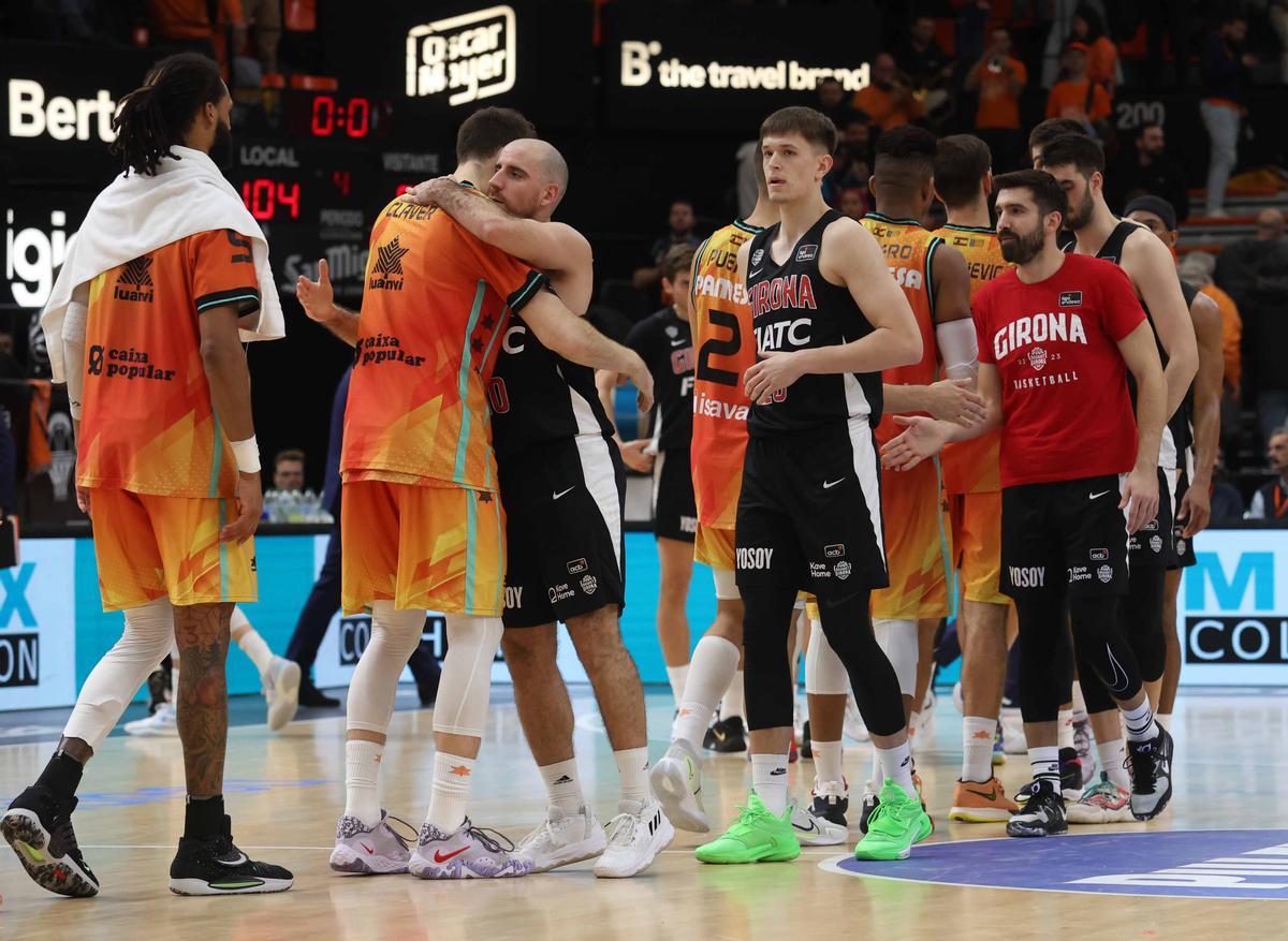 Quino Colom y Víctor Claver se abrazan en el partido de la primera vuelta