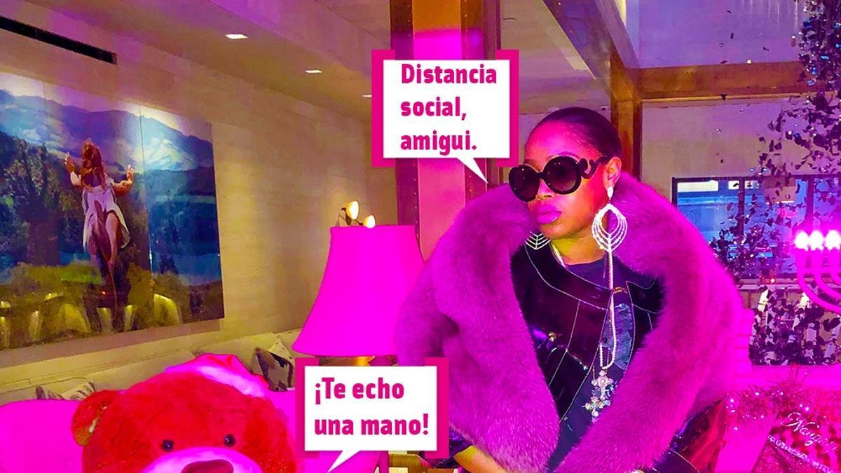 Oso de peluche y mujer, de rosa, con carteles de 'distancia social'