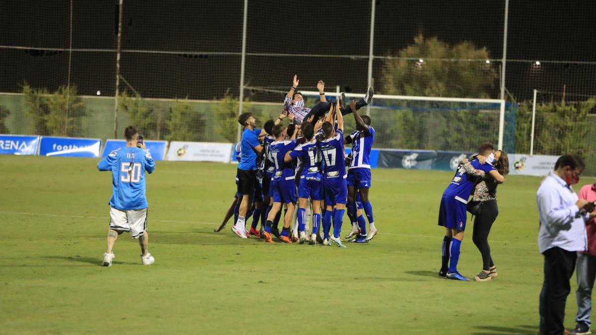 La plantilla del Lorca Deportiva mantea a su presidente, Hugo Issa, tras el ascenso. juan caballero