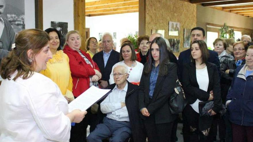 Un momento del homanaje de los vecinos a Aquilino González.  // FdV