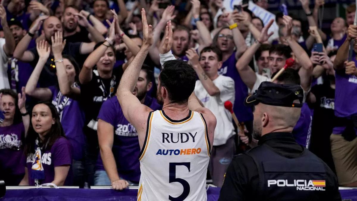 Rudy Fernandez recibe un homenaje de la afición del Real Madrid.