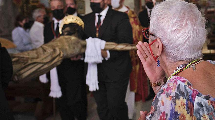 Besos y fotos al Cristo lagunero