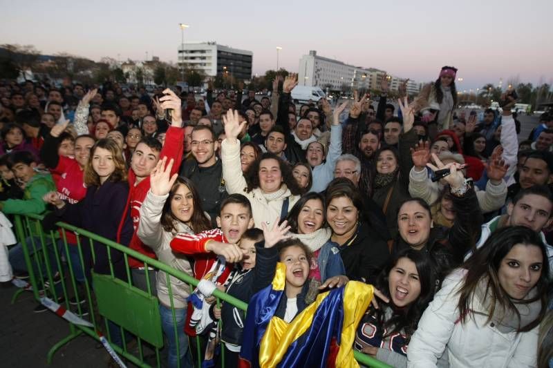 Aficionados esperan en la estación la llegada del Real Madrid a Córdoba