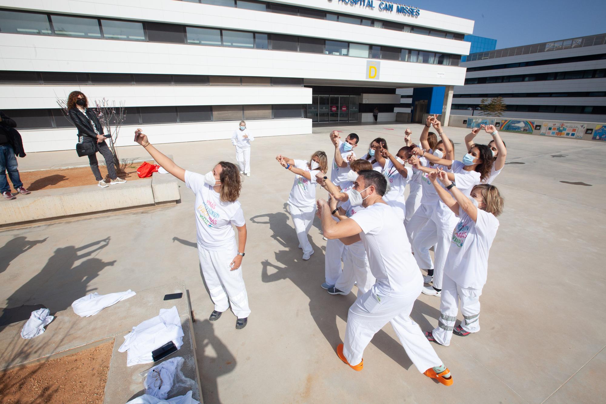 Personal del Hospital Can Misses, en Ibiza, baila la coreografía de 'El Hormiguero'