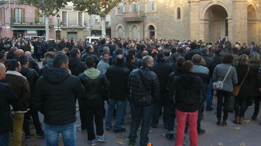 L&#039;exterior de l&#039;església de Navàs durant el funeral del miner mort en accident.