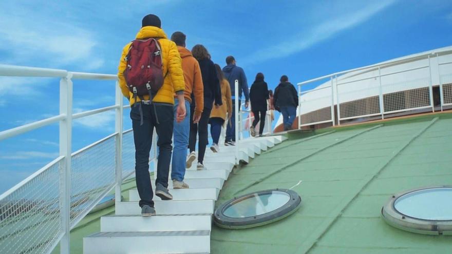 Turistas subiendo a lo más alto del nuevo mirador de Oporto