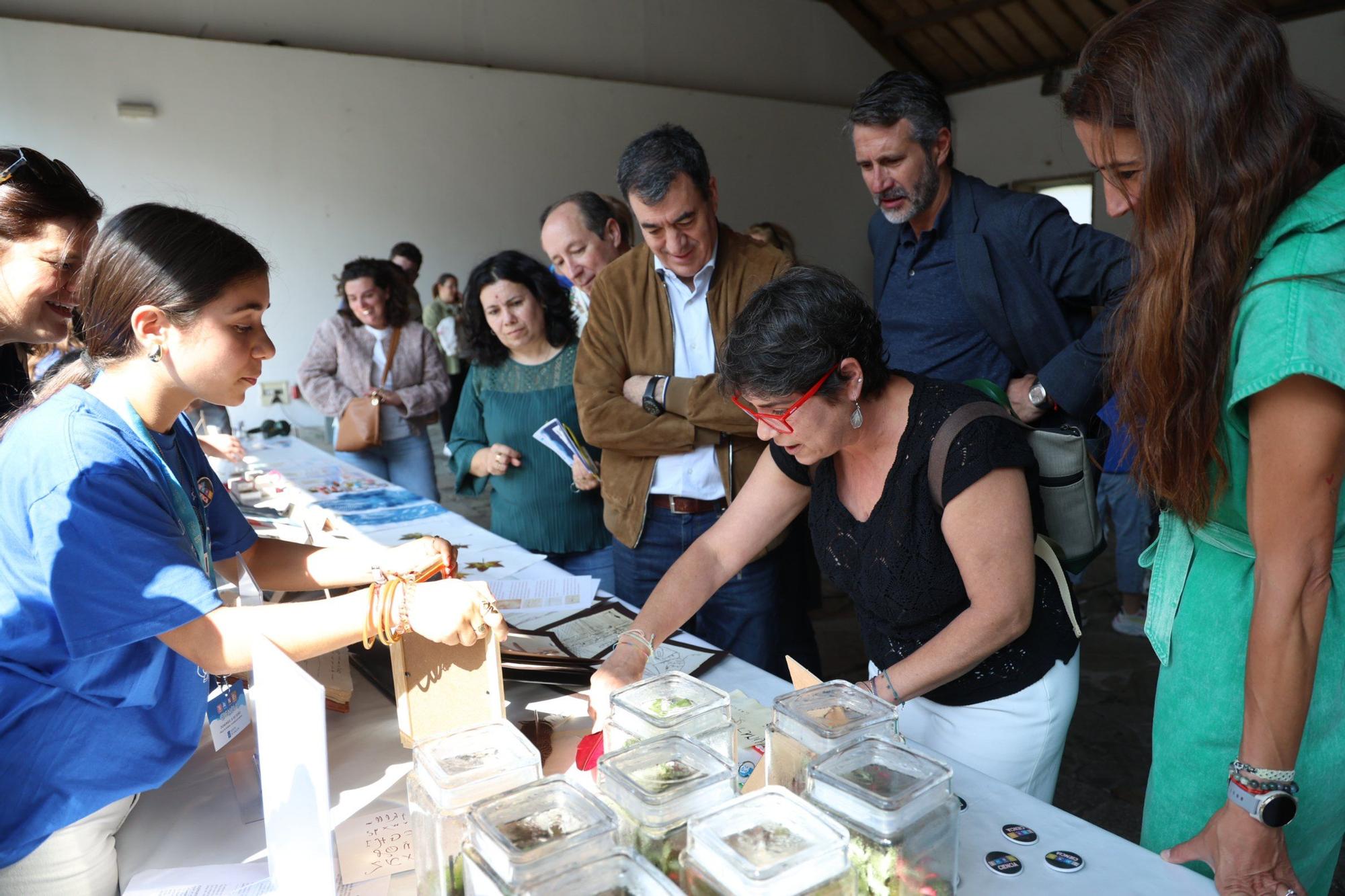 La feria Salnés Ciencia, celebrada esta mañana en la plaza de A Peixería (Vilagarcía).