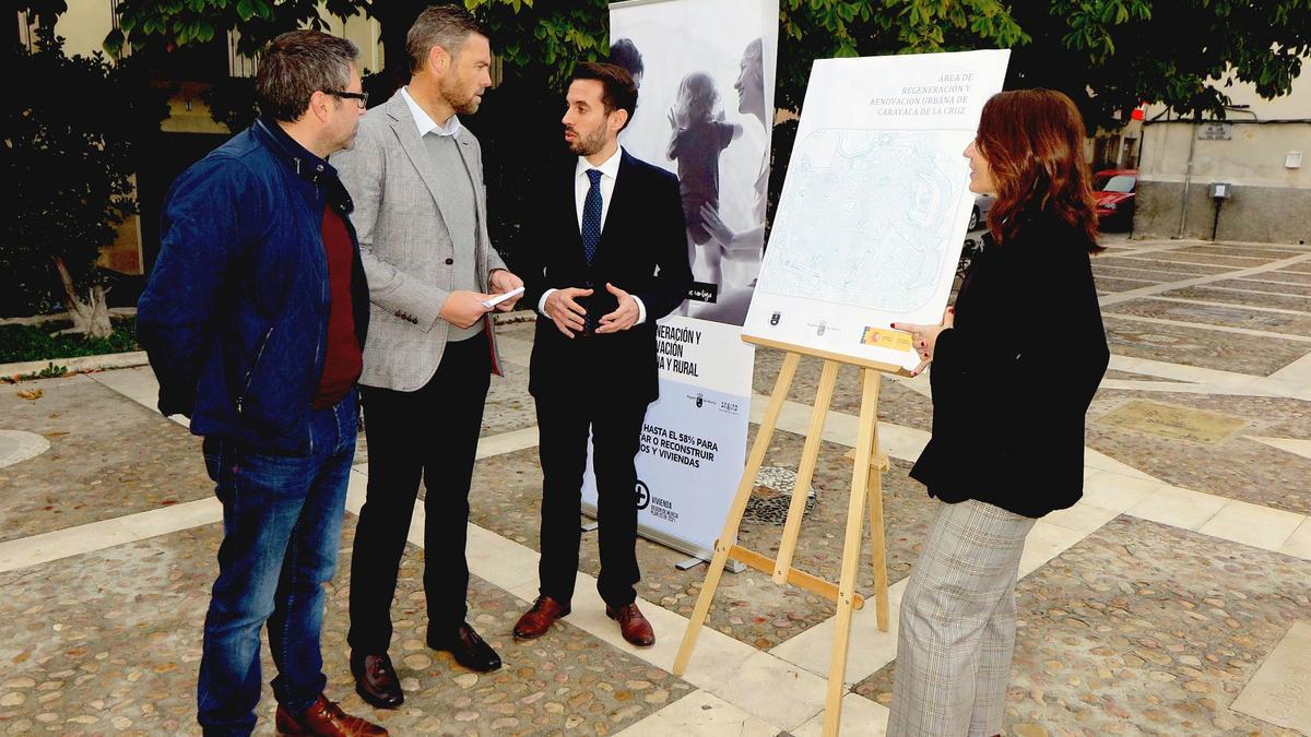 El director de Vivienda, José Francisco Lajara, y el alcalde de Caravaca de la Cruz, José Francisco García, durante la presentación del Área de Regeneración Urbana del municipio