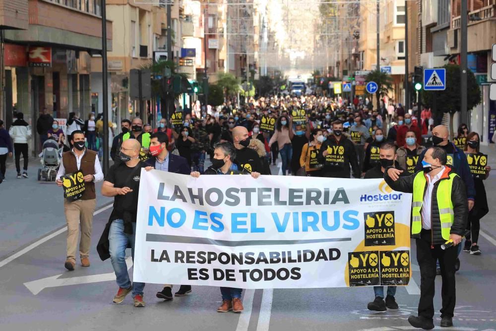 Hosteleros colapsan el centro de Lorca reclamando la apertura de sus negocios