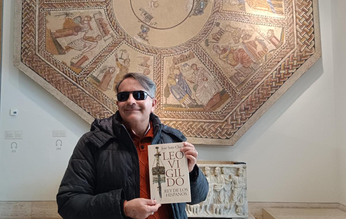 José Soto Chica, autor de la biografía 'Leovigildo. Rey de los hispanos' publicada por Desperta Ferro, posa en el Museo Arqueológico Nacional con su libro