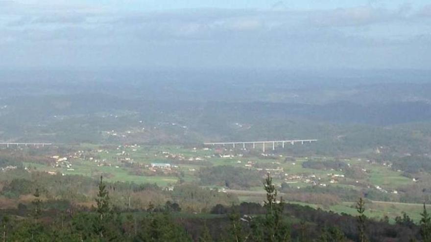 Vista desde el alto del monte de San Sebastián, en Moalde, junto a la capilla.