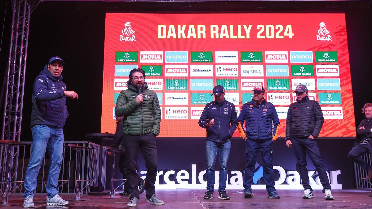 Nani Roma y David Castera, junto a otros pilotos, durante la presentación del Dakar en Barcelona