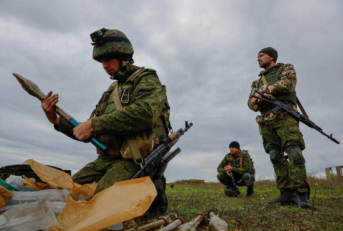 Reservistas rusos recién movilizados participan en un entrenamiento en un campo de tiro en la región de Donetsk