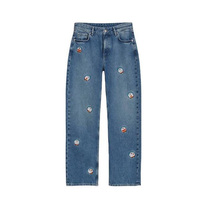 Pantalones vaqueros Bershka x Doraemon (precio: 39,99 euros)