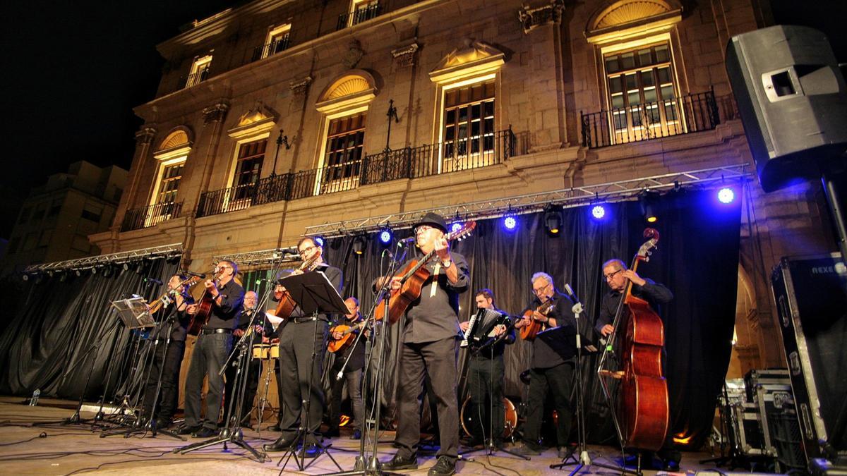 Imagen de archivo de la Festa de la Rosa en la plaza Mayor.