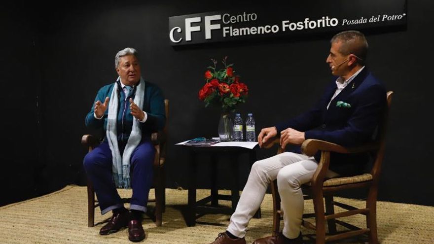 El cantaor Enrique El Extremeño conversa con Juan Expósito, guitarrista y profesor de guitarra.