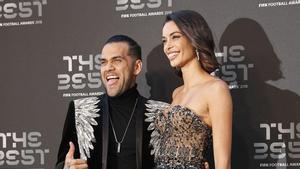 El jugador brasileño del Paris Saint-Germain Dani Alves, y su mujer, Joana Sanz a su llegada a los premios FIFA the Best 2018 en Londres