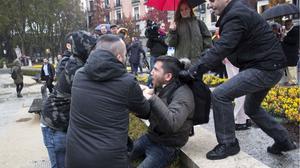  Diversos franquistes agredeixen l’activista sense sostre Lagarder en la concentració del 20-N a Madrid.