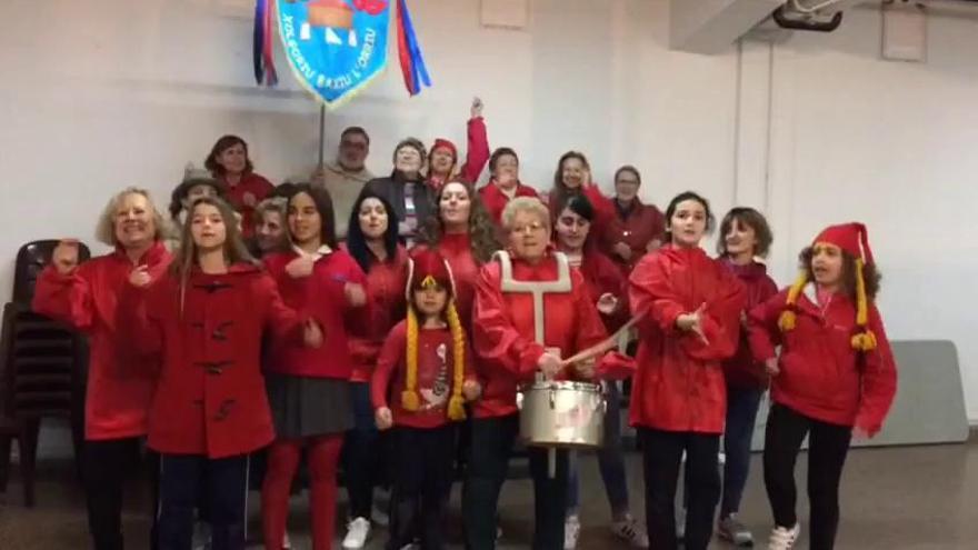 La charanga "Xolgoriu baxiu l'orriu" le canta a la Alcaldesa de Gijón por el Antroxu