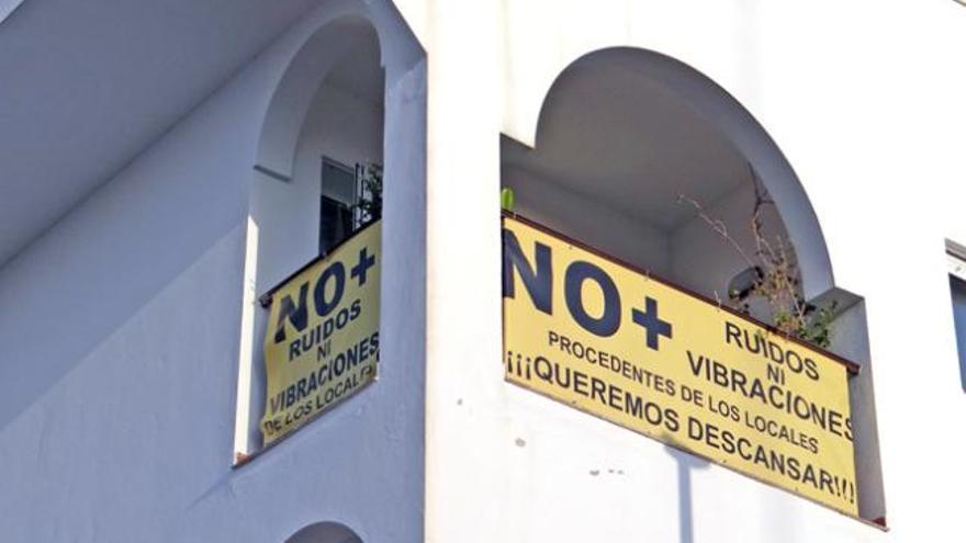 Pancartas colgadas en un balcón de unas viviendas de Platja d´en Bossa, esta semana.