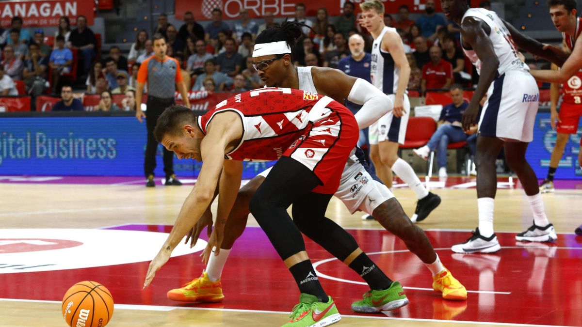 Sulejmanovic pelea por el balón con Moneke durante el partido de presentación del Casademont Zaragoza.