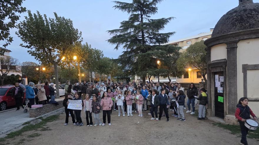 Protesta de padres y niños de Plasencia por la eliminación de unos juegos infantiles en 'La Rana'